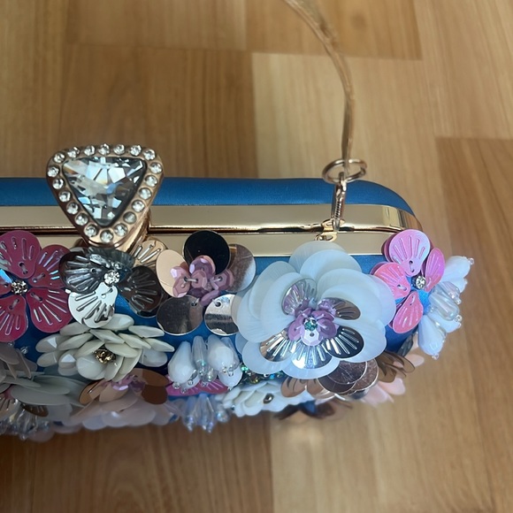 COPY - Bebe Sequenced Daisy Clutch - Picture 11 of 17